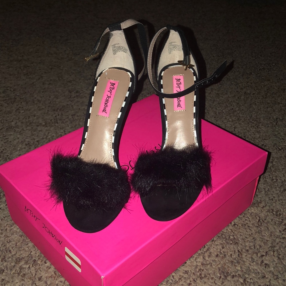 Sandals - Picture 2 of 3